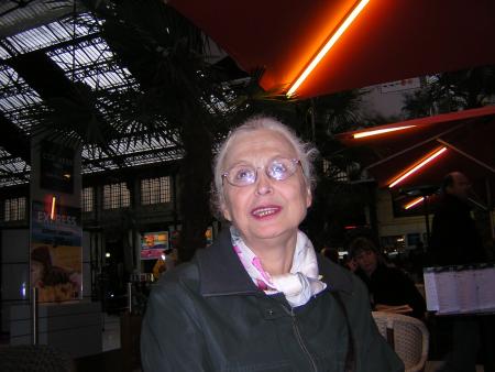 Mimi venue retrouver l'armada à la gare de Lyon pour un rapide café avant le train de 8h47