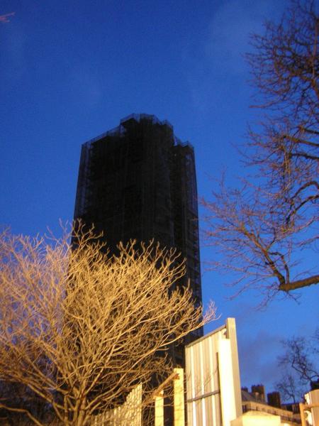 La tour Saint Jacques sous emballage!