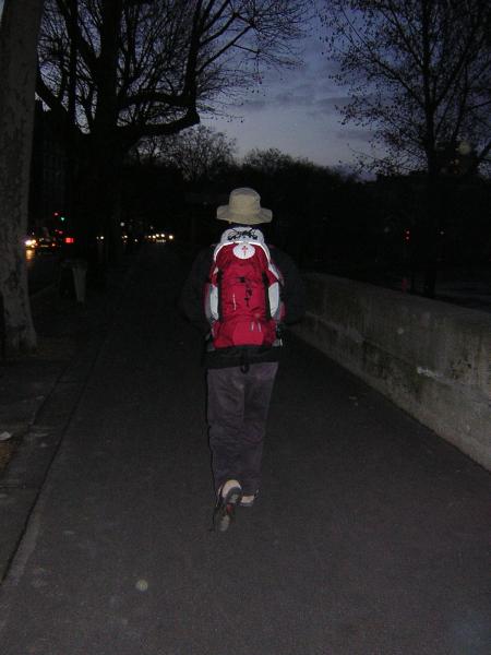 Qu'est--ce qu'elles jacassent! Je vais marcher un peu devant...