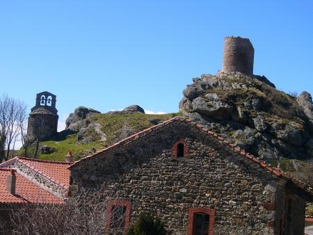 Rochegude et sa petite chapelle au bord du gouffre