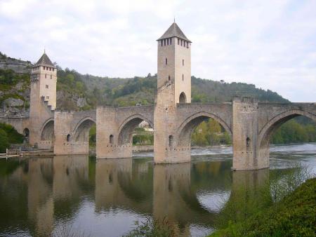 Le Pont Valentré, étape obligée du pèlerin